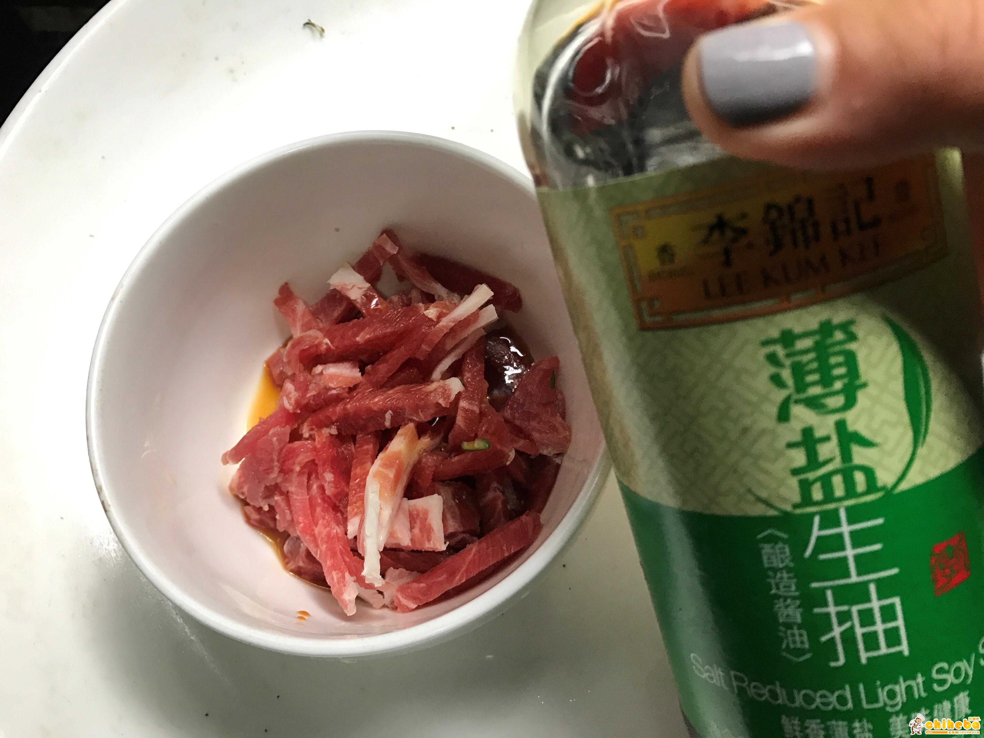 下饭菜酸辣秋葵炒肉的做法 步骤2